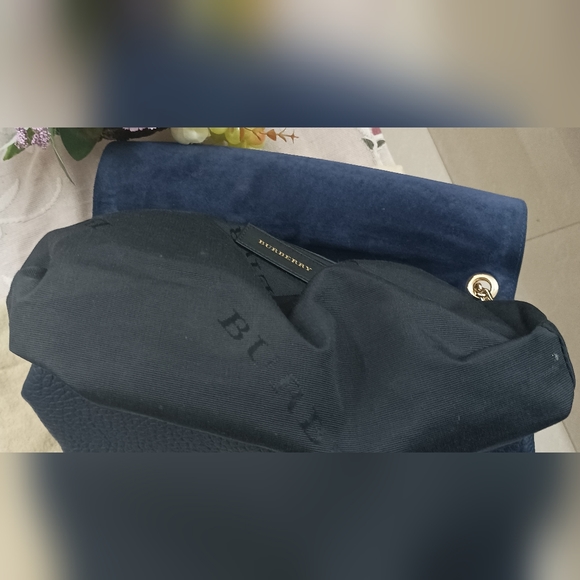 Authenticated Burberry Signature Grain Large Mildenhall Shoulder Bag in Blue - Picture 8 of 16